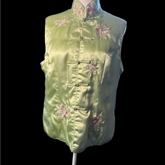 Elegant Green Embroidered Blouse - Picture 1 of 5